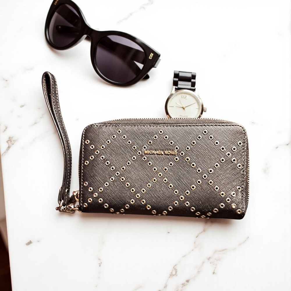 ✨️NWOT! Michael Kors Black Wristlet with Gold Accents - Picture 9 of 16